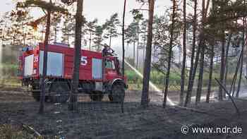 Waldbrand an A7: Feuerwehr kontrolliert Gebiet - NDR.de