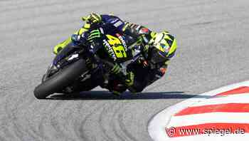 MotoGP: Zwei Motorräder fliegen an Valentino Rossi vorbei