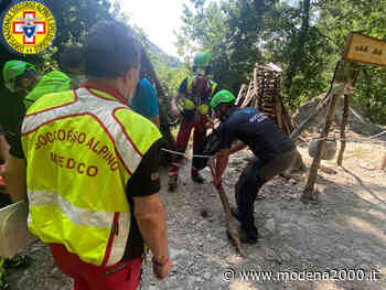 Scivola durante escursione, soccorso nel parco dei Sassi di Rocca Malattia - Modena 2000