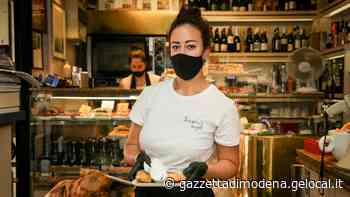 Modena. Il “Cotechino day” batte pure il Covid Tanti in fila per il super panino - La Gazzetta di Modena