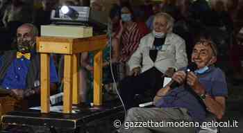 Modena, un chiostro pieno di persone (distanziate) per il Ferragosto con Zagaglia - Gazzetta di Modena