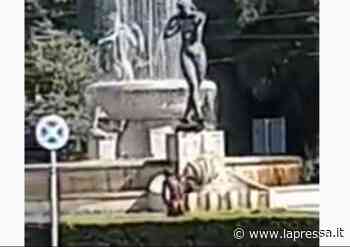 'Immigrato defeca e si lava nudo nella fontana: Modena non lo merita' - La Pressa
