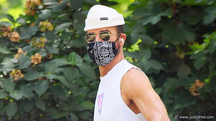 Justin Theroux Soaks Up the Sunny Weather While Walking His Dog