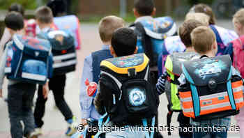 Weil er Maskenpflicht ablehnt: Schulleiter in Brandenburg gefeuert, Proteste von Polizei unterbunden