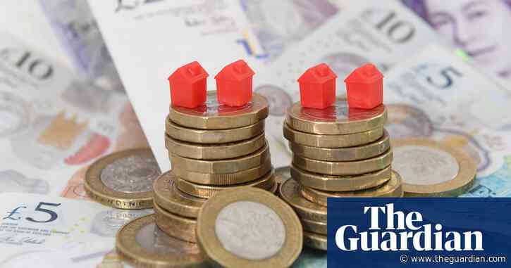 Household finances in UK weaken as jobs gloom takes hold