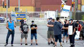Quebec, Ontario call on federal government to intervene in strike at Port of Montreal