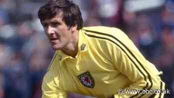 Dai Davies: Ex-Wales goalkeeper has terminal cancer - BBC News