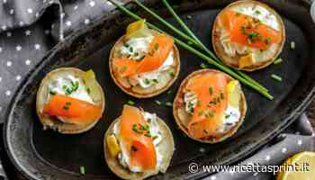 Crostini erba cipollina salmone | Un antipasto semplice e gustoso - RicettaSprint