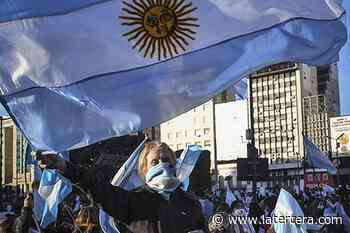 Las razones detrás de las masivas protestas en Buenos Aires - La Tercera