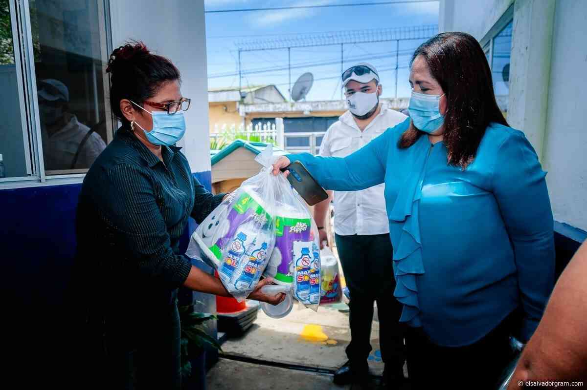 Diputada Silvia Ostorga realiza importante donativo a maestros de Nahuizalco - elsalvadorgram