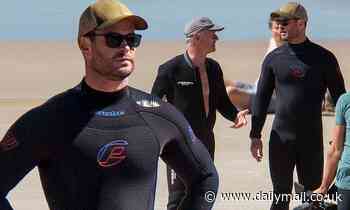 Chris Hemsworth shows off his buff physique as he goes scuba diving with father Craig in Byron Bay - Daily Mail