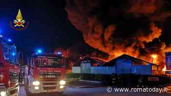 Incendio ad Ardea, brucia deposito di pneumatici usati: fumo nero sul litorale