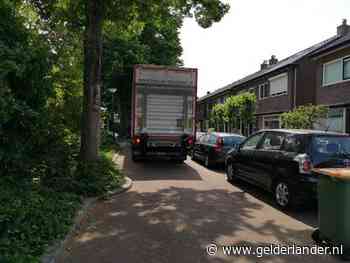 Politie controleert twee keer per dag in Groen van Prinstererstraat om sluipverkeer tegen te gaan