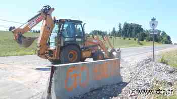 Demonstrators begin removing barricades along Highway 6 in Caledonia, Ont.