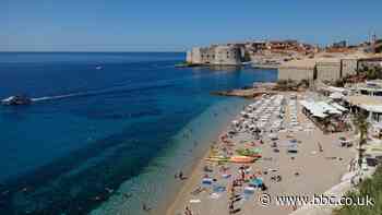 Teithwyr o Croatia ac Awstria yn gorfod hunan-ynysu