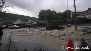 Heavy rain brings flash flooding to homes - BBC News