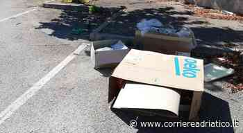 Rifiuti ed erba alta nella piazza in onore dei martiri di Nassiriya - Corriere Adriatico