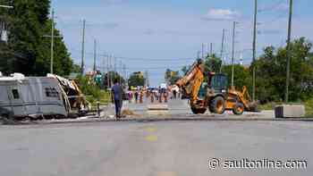 Protesters remove roadblocks in Caledonia, Ont., but remain at development