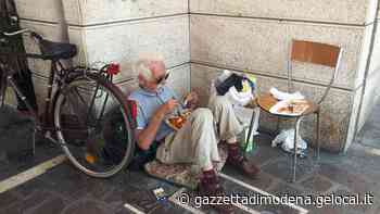 Modena. Carlo, 78 anni, un clochard “adottato” da San Pio X «Ho scelto la strada, qui tanti mi aiutano» - La Gazzetta di Modena
