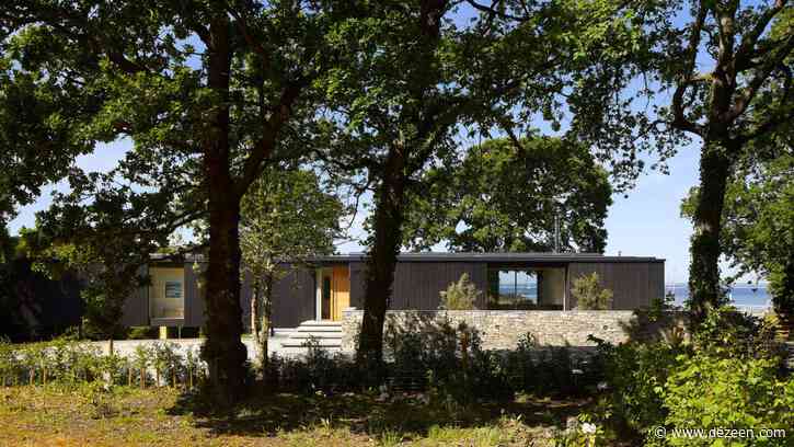 Island Rest is a black-timber holiday home on the English coast