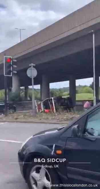 Two-car crash closes Crittals Corner roundabout in Sidcup