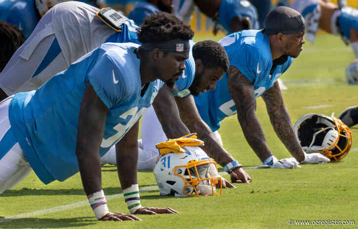 Chargers WR Mike Williams exits practice while holding right arm