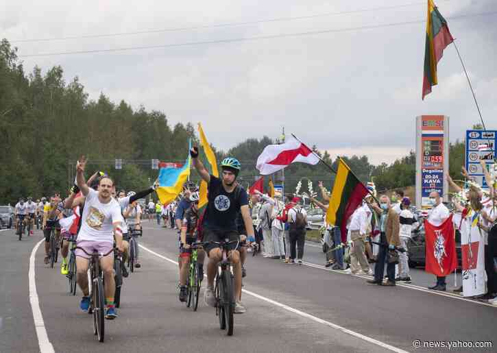 Lithuanians form human chain to back democracy in Belarus
