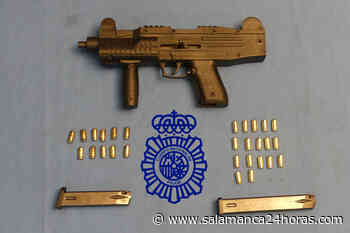 El subfusil bañado en oro del vecino de Buenos Aires con el que realizó este sábado varios disparos intimidatorios - Salamanca 24 Horas