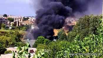 Incendio a Primavalle: bruciano sterpaglie e legname. Alta colonna di fumo nero nel cielo