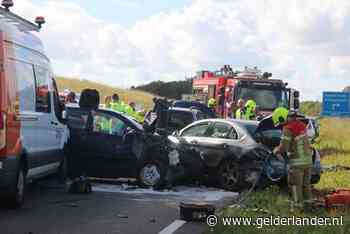 Tien gewonden bij ernstig ongeval in Zeeland, bestelbus rijdt in op file