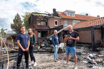Jan (55) heeft na brand in Wezep niets meer en neemt het op voor de ‘rellende’ jongeren: ‘Ik ben ze juist dankbaar’