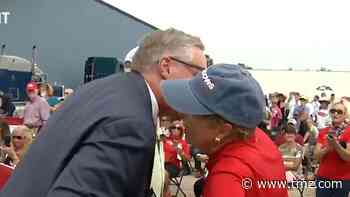 Trump's Chief of Staff at RNC Without Mask Kissing Supporters