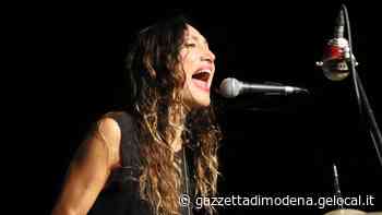 Modena. Marina Rei, venticinque anni di musica «Un’emozione, come cavalcare l’onda» - La Gazzetta di Modena