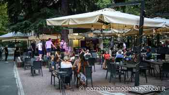 Modena «Noi lavoriamo di più» La strana estate dei chioschi sui viali tra drink e timori - La Gazzetta di Modena