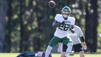 Jets pull Le'Veon Bell from scrimmage due to hamstring tightness, but star RB disputes injury on social media