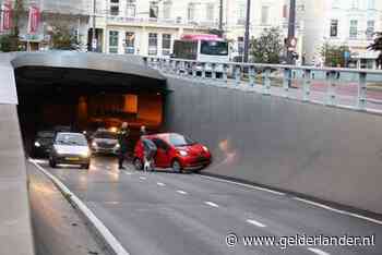 Het is weer raak in Arnhemse ‘brokkentunnel’: Auto botst tegen betonnen wand