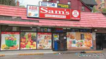 Toronto police investigating fatal stabbing at downtown convenience store