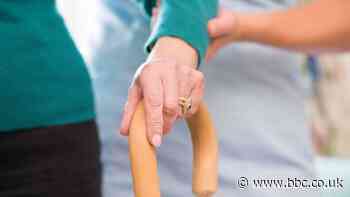 Ymweliadau â chartrefi gofal yn gynt na'r disgwyl