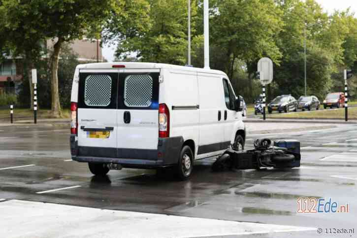Pizzabezorger aangereden door bestelbus op kruising in Ede