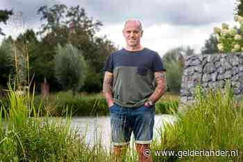 Hooligans gooiden agent Alex voor de trein, nu heeft hij PTSS: ‘Het is moeilijk je emoties de baas te blijven’