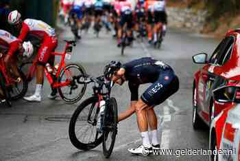 Chaos in regenachtige openingsrit, onder meer valpartijen Sivakov en Bennett