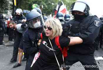 Kritiek op coronabeleid galmt door Europa: duizenden mensen demonstreren in hoofdsteden