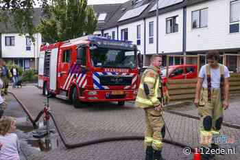 Brandweer spoelt riool aan de Coba Ritsemastraat in Ede na sterke terpentinelucht