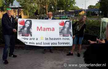 250 mensen lopen mee in stille tocht voor omgebrachte Naomi: ‘Dit raakt Arnhem in de ziel’