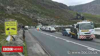 Cars towed for illegal parking on A5 in Snowdonia