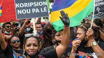 Mauritius oil spill: Thousands march in Port Louis