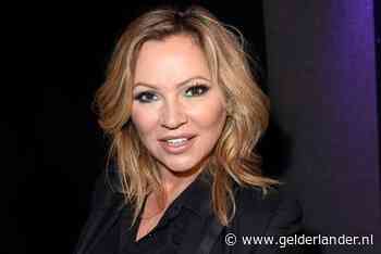 Tatjana geeft een virtueel kusje en Waylon is een sexy papa