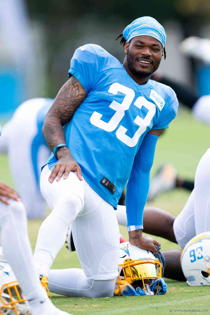 Safety Derwin James exits Chargers’ scrimmage with leg injury