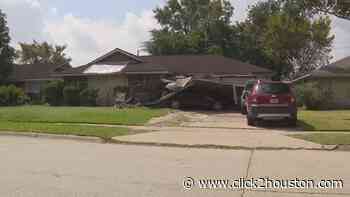 Garbage truck crashes into woman’s home in northwest Houston - KPRC Click2Houston