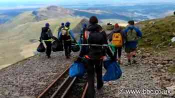 Neges gwirfoddolwyr sy'n clirio sbwriel ymwelwyr Eryri